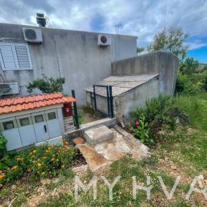 Dvojna kuća, poljsko imanje i maslinik uz more na Hvaru