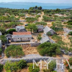 Dvojna kuća, poljsko imanje i maslinik uz more na Hvaru
