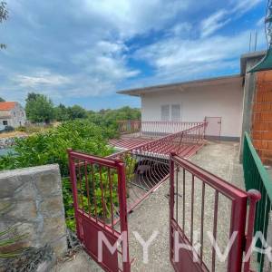 Dvojna Kuća sa kamenim Kućicama u Bogomolju