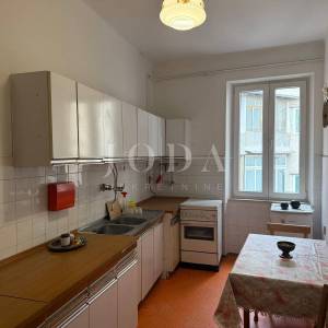 Dvosobni stan 62 m² – Stari grad Rijeka, balkon i pogled, par minuta od Korza