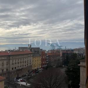 Dvosobni stan 62 m² – Stari grad Rijeka, balkon i pogled, par minuta od Korza