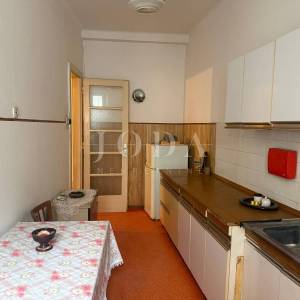 Dvosobni stan 62 m² – Stari grad Rijeka, balkon i pogled, par minuta od Korza