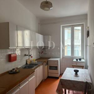 Dvosobni stan 62 m² – Stari grad Rijeka, balkon i pogled, par minuta od Korza