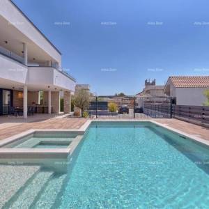 Fažana- Peroj- Prekrasna Vila sa bazenom s pogledom na more u blizini plaže