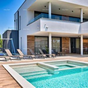 Fažana- Peroj- Prekrasna Vila sa bazenom s pogledom na more u blizini plaže