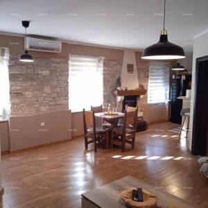 FORUM PJEŠAČKA ZONA. Prodaja lijepo uređenog stana na atraktivnoj lokaciji, Pula, centar!