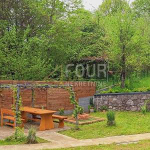 Gorski kotar, okolica Delnica, dvije kuće