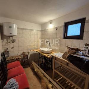 Gorski kotar, okolica Delnica, dvije kuće