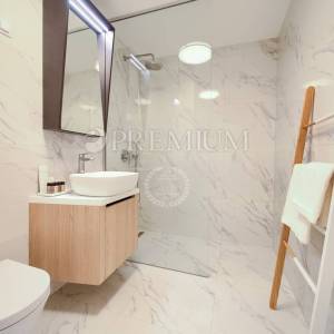 Grad Krk, moderan apartman u prizemlju s pogledom na more! 