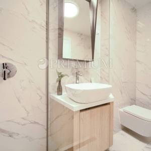 Grad Krk, moderan apartman u prizemlju s pogledom na more! 