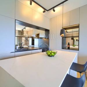 Grad Krk, moderan apartman u prizemlju s pogledom na more! 