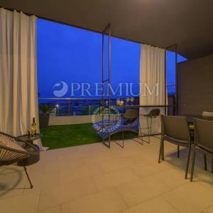 Grad Krk, moderan apartman u prizemlju s pogledom na more! 