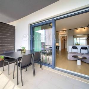 Grad Krk, moderan apartman u prizemlju s pogledom na more! 