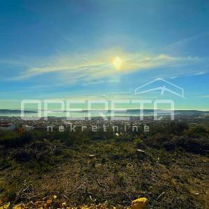 Građevinska parcela 635 m² uz pristupni put sa pogledom na more