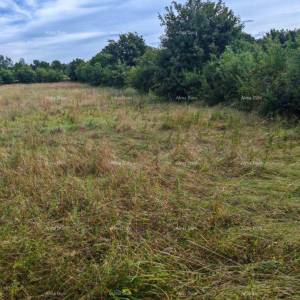 Građevinsko zemljište površine 1.600 m² u blizini Svetvinčenata