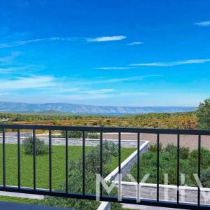 Građevinsko zemljište sa idejnim projektom u Vrisniku