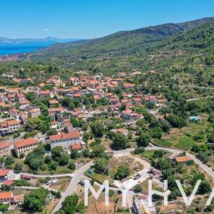 Građevinsko zemljište sa idejnim projektom u Vrisniku