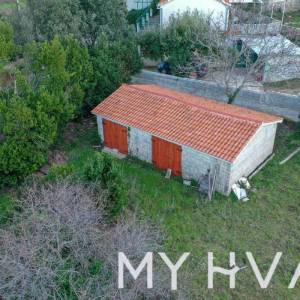 Građevinsko zemljište sa idejnim projektom u Vrisniku