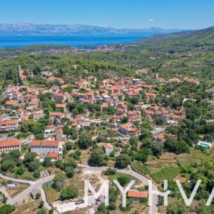 Građevinsko zemljište sa idejnim projektom u Vrisniku