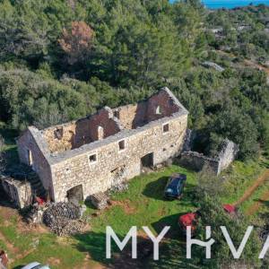 Građevinsko zemljište sa kamenom kućom u Zagradaću