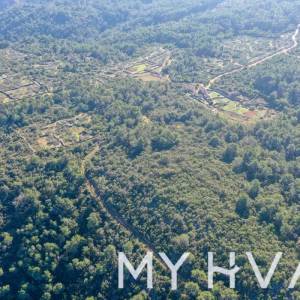 Građevinsko zemljište sa kamenom kućom u Zagradaću