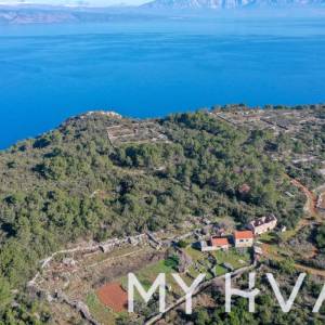 Građevinsko zemljište sa kamenom kućom u Zagradaću