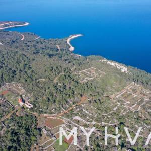 Građevinsko zemljište sa kamenom kućom u Zagradaću