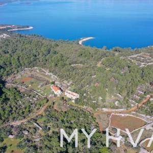 Građevinsko zemljište sa kamenom kućom u Zagradaću