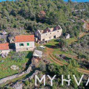 Građevinsko zemljište sa kamenom kućom u Zagradaću