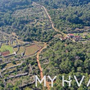 Građevinsko zemljište sa kamenom kućom u Zagradaću