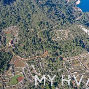 Građevinsko zemljište sa kamenom kućom u Zagradaću