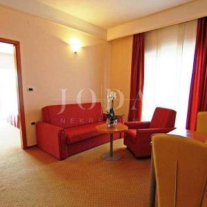 Hotel na prodaju prvi red do mora