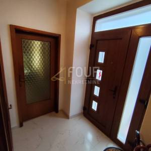 Hreljin, adaptirana samostojeća kuća, okućnica