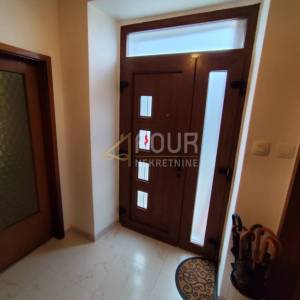 Hreljin, adaptirana samostojeća kuća, okućnica