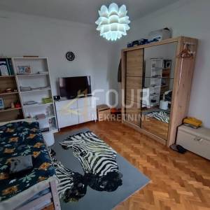 Hreljin, adaptirana samostojeća kuća, okućnica