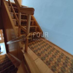 Hreljin, adaptirana samostojeća kuća, okućnica