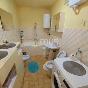 Hreljin, adaptirana samostojeća kuća, okućnica