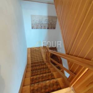 Hreljin, adaptirana samostojeća kuća, okućnica