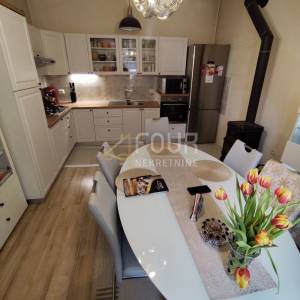 Hreljin, adaptirana samostojeća kuća, okućnica