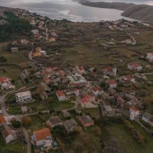 Hrvatska, Pag, Vlašići Povljana – građevinsko zemljište 490 m² u mirnom stambenom naselju