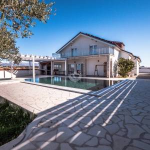Hrvatska, Zadar, Vrsi - Prostrana moderna kuća s bazenom, kaminom i garažom, 152 m² stambena površina