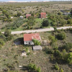 Hrvatska, Zemunik, Zadar – 2.062 m² građevinskog zemljišta s kućom + 1.987 m² poljoprivrednog zemljišta u mirnoj zoni, 5 min od...
