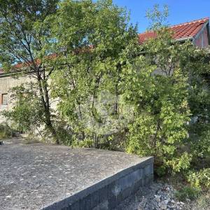 Hrvatska, Zemunik, Zadar – 2.062 m² građevinskog zemljišta s kućom + 1.987 m² poljoprivrednog zemljišta u mirnoj zoni, 5 min od...