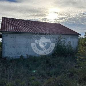 Hrvatska, Zemunik, Zadar – 2.062 m² građevinskog zemljišta s kućom + 1.987 m² poljoprivrednog zemljišta u mirnoj zoni, 5 min od...