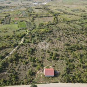 Hrvatska, Zemunik, Zadar – 2.062 m² građevinskog zemljišta s kućom + 1.987 m² poljoprivrednog zemljišta u mirnoj zoni, 5 min od...