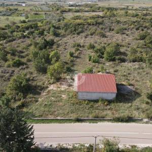 Hrvatska, Zemunik, Zadar – 2.062 m² građevinskog zemljišta s kućom + 1.987 m² poljoprivrednog zemljišta u mirnoj zoni, 5 min od...