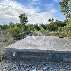 Hrvatska, Zemunik, Zadar – 2.062 m² građevinskog zemljišta s kućom + 1.987 m² poljoprivrednog zemljišta u mirnoj zoni, 5 min od...