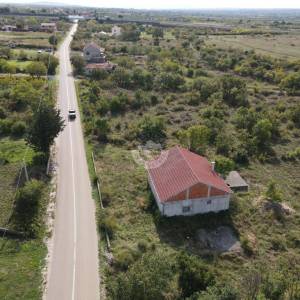 Hrvatska, Zemunik, Zadar – 2.062 m² građevinskog zemljišta s kućom + 1.987 m² poljoprivrednog zemljišta u mirnoj zoni, 5 min od...