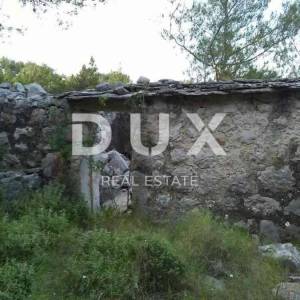 HVAR, STARI GRAD, VRBANJ - zemljište PRVI RED DO MORA površine 11.950 m2 s ucrtanom građevinom! PRILIKA!