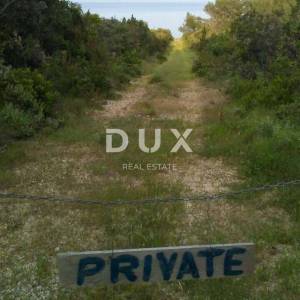 HVAR, STARI GRAD, VRBANJ - zemljište PRVI RED DO MORA površine 11.950 m2 s ucrtanom građevinom! PRILIKA!